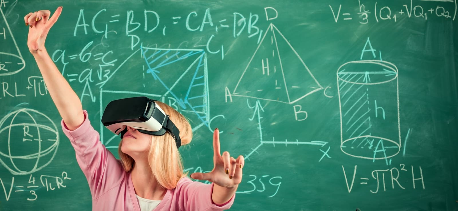 Student exploring a lesson with virtual reality